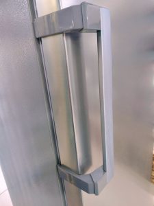 удобная металлическая ручка