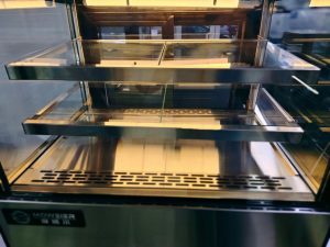 2 прочные полки для рационального размещения продукции