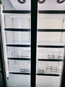 5 металлических полок, регулируемых по высоте