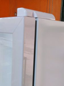 стеклянная распашная дверь с возвратным механизмом